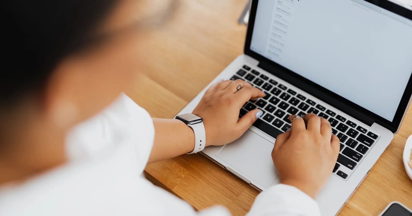E-postsignatur: maler, eksempler og oppsett i Gmail og Outlook (2026)